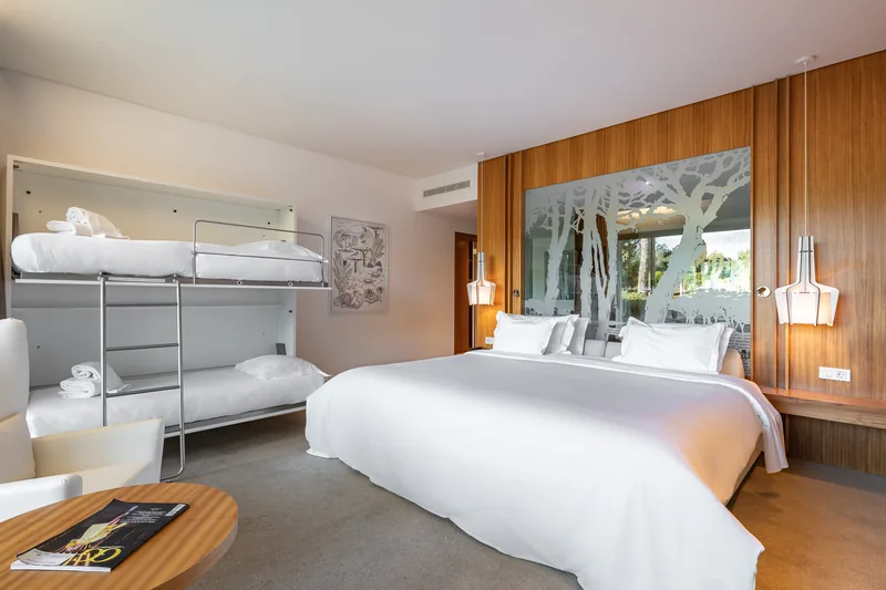 Chambre familiale avec lits superposés à l’Onyria Marinha Cascais