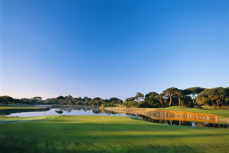 Green bordé d’eau sur le parcours Quinta da Marinha à Cascais