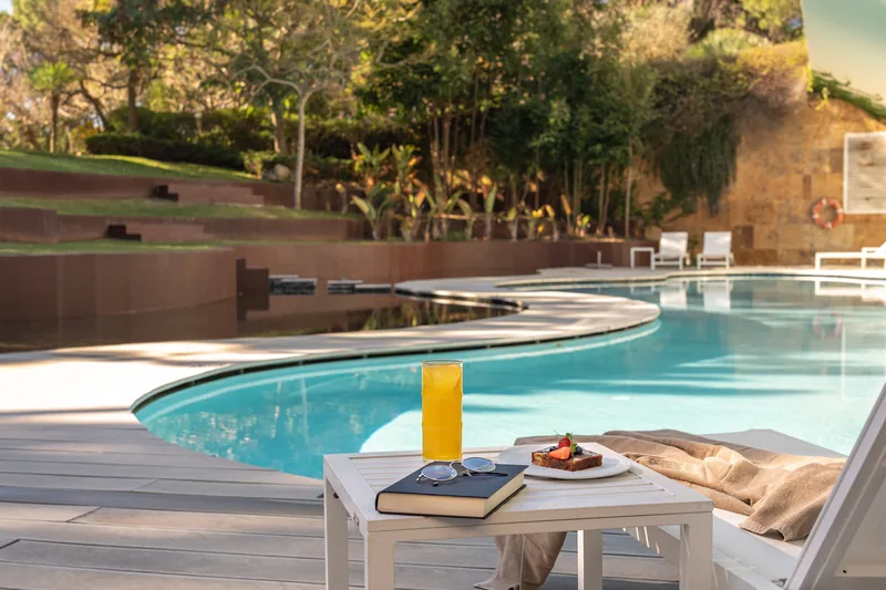 Détente au bord de la piscine de l’Onyria Marinha Cascais
