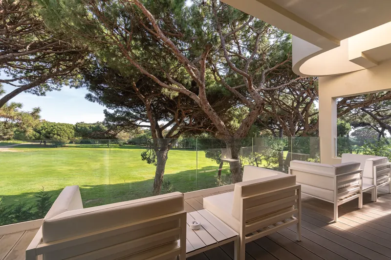 Terrasse au bord du golf à l’Onyria Marinha Cascais