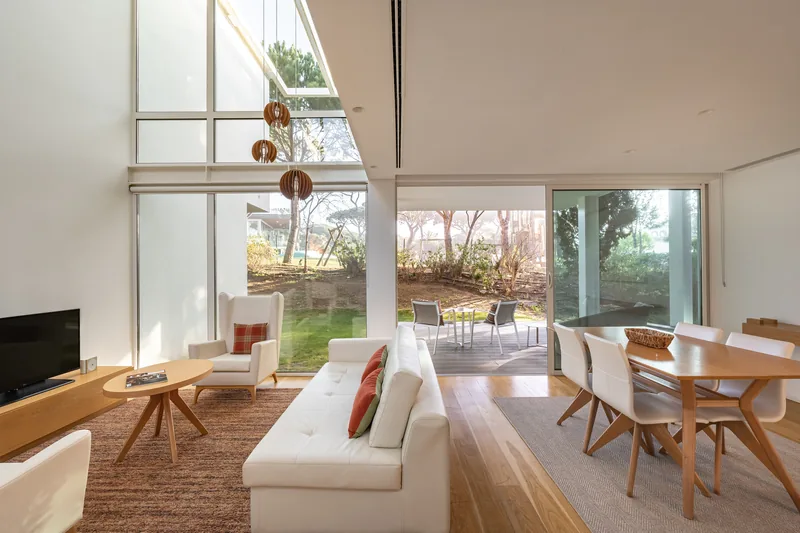 Salon et mezzanine d’une villa à l’Onyria Marinha Cascais