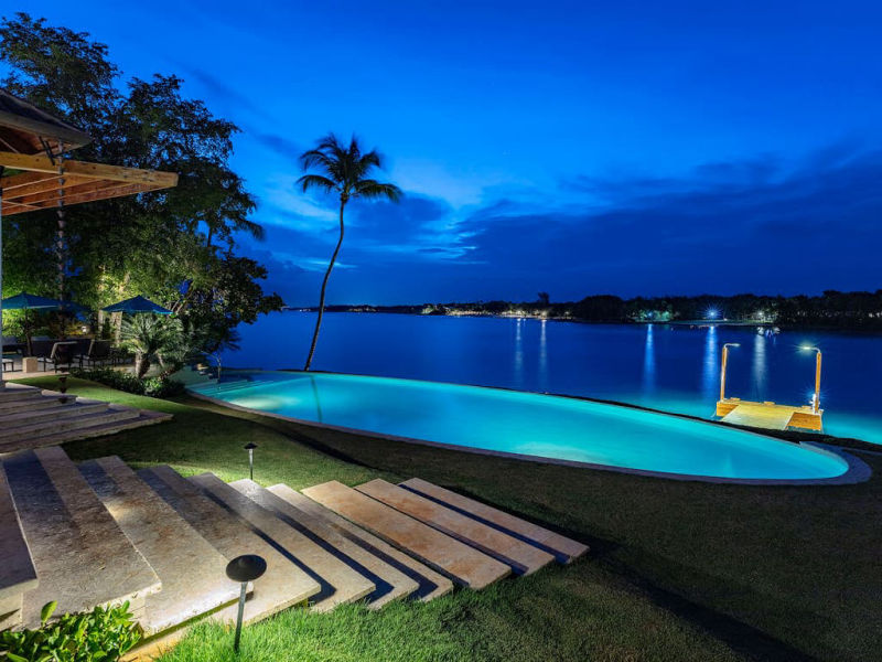 République Dominicaine | Casa de Campo | Vue nocturne d'une piscine avec vue océan