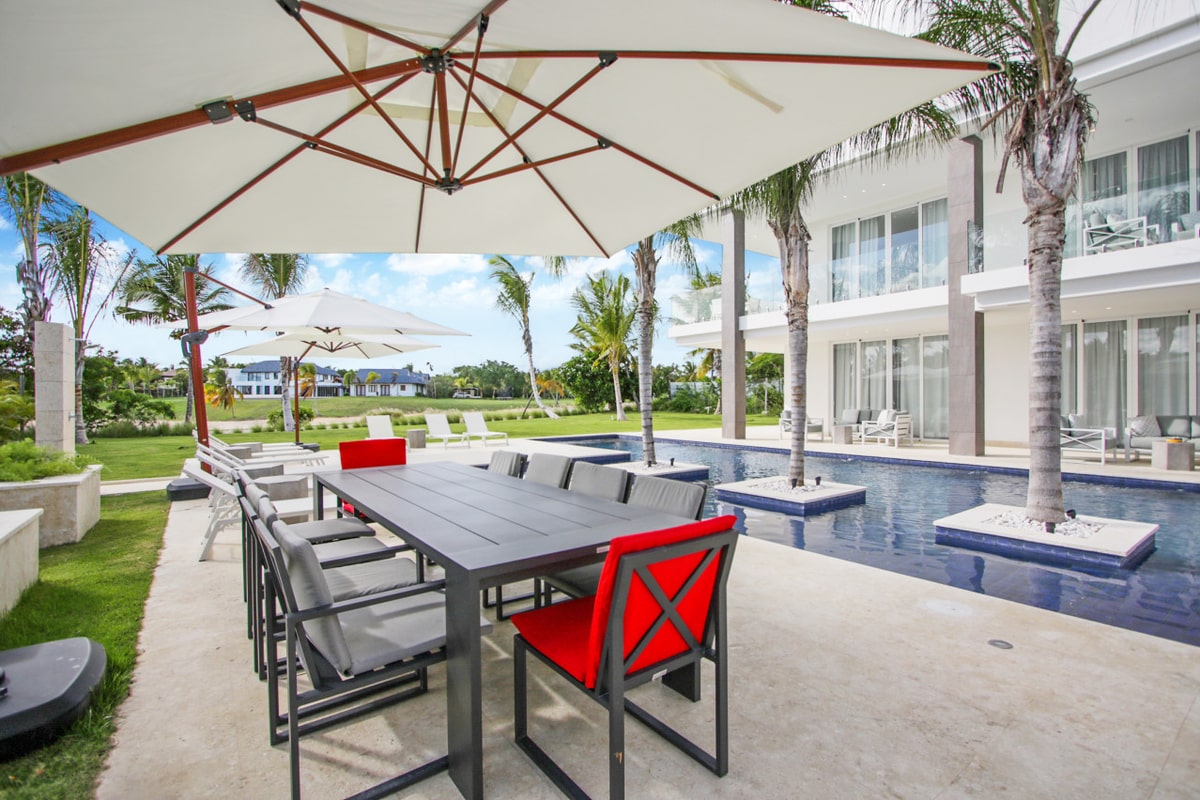 Terrasse pour les repas au bord de la piscine