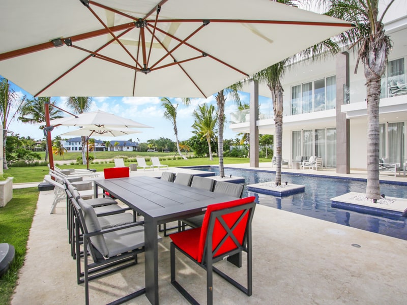 Terrasse pour les repas au bord de la piscine