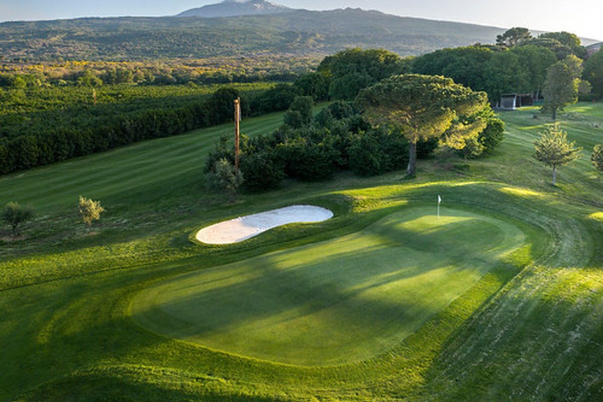 Green défendu par un bunker au Sicilia’s Picciolo Etna Golf
