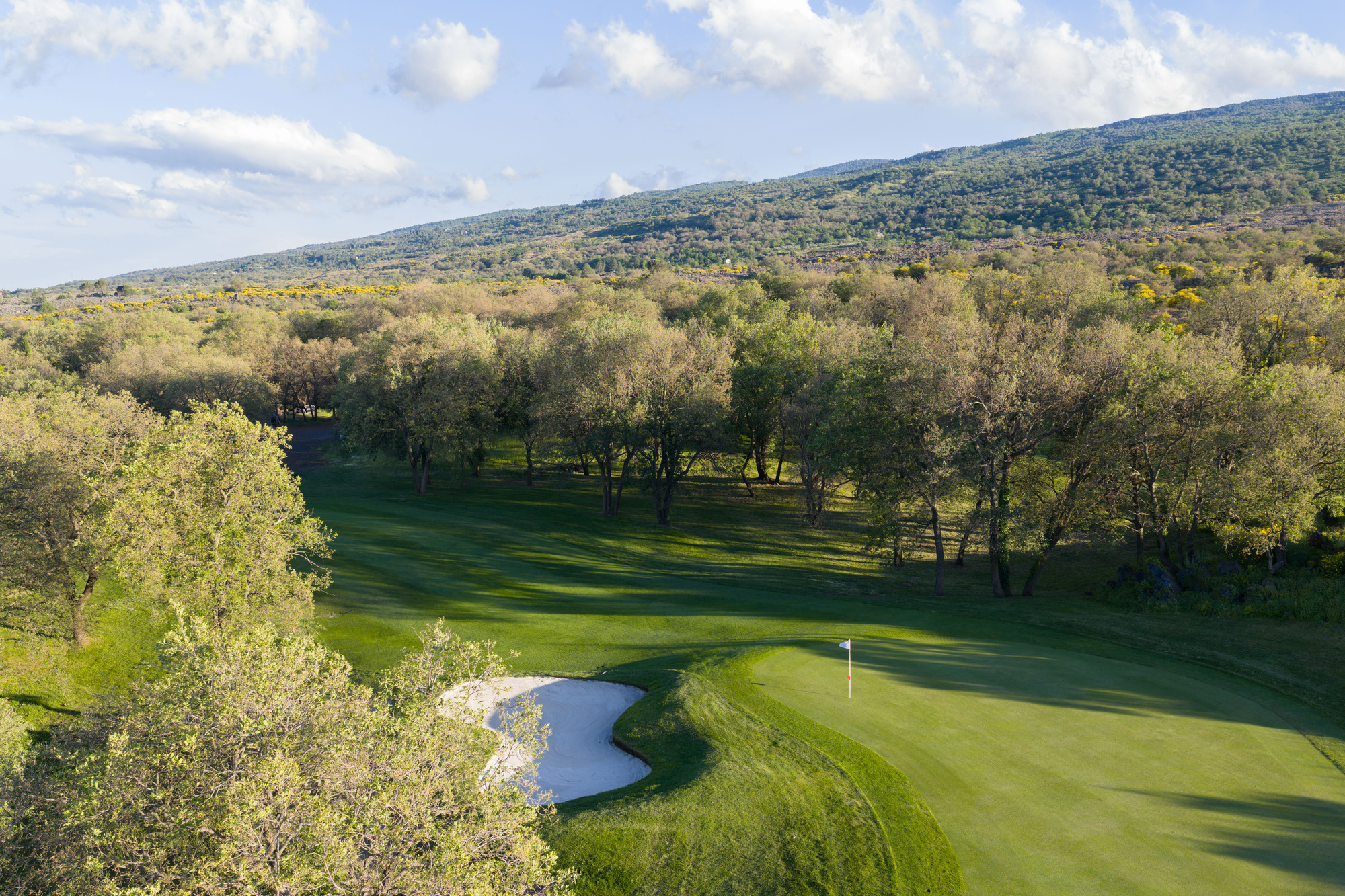 Green et bunker dans le paysage du Picciolo Etna Golf