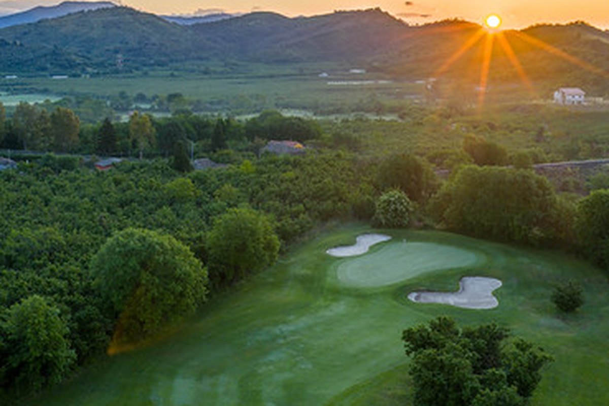 Green du Picciolo Etna Golf au coucher du soleil