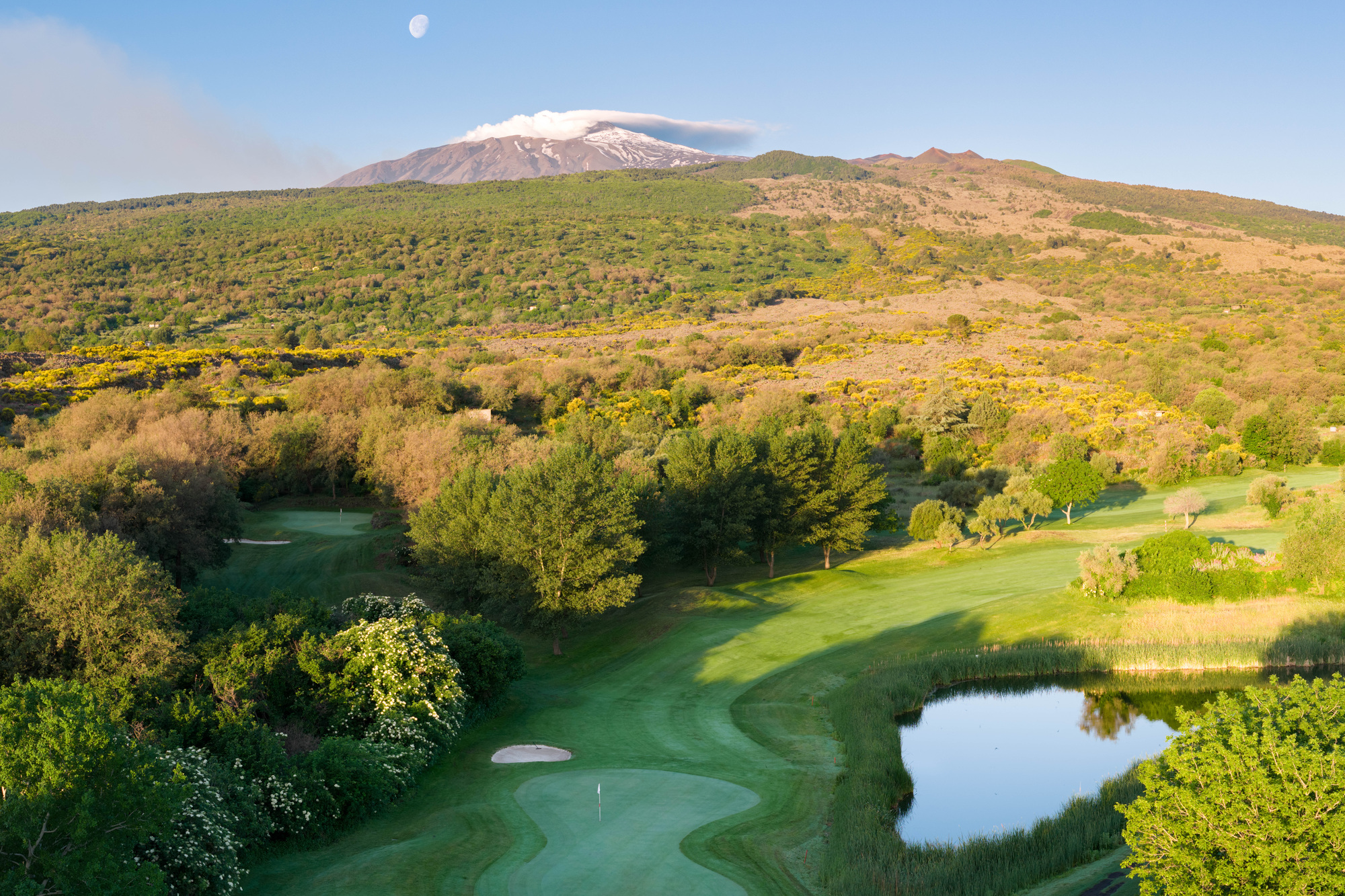 Green et plan d’eau avec vue sur l’Etna