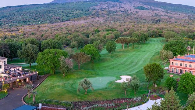 Vue aérienne du Sicilia’s Picciolo Etna Golf sur les pentes de l’Etna
