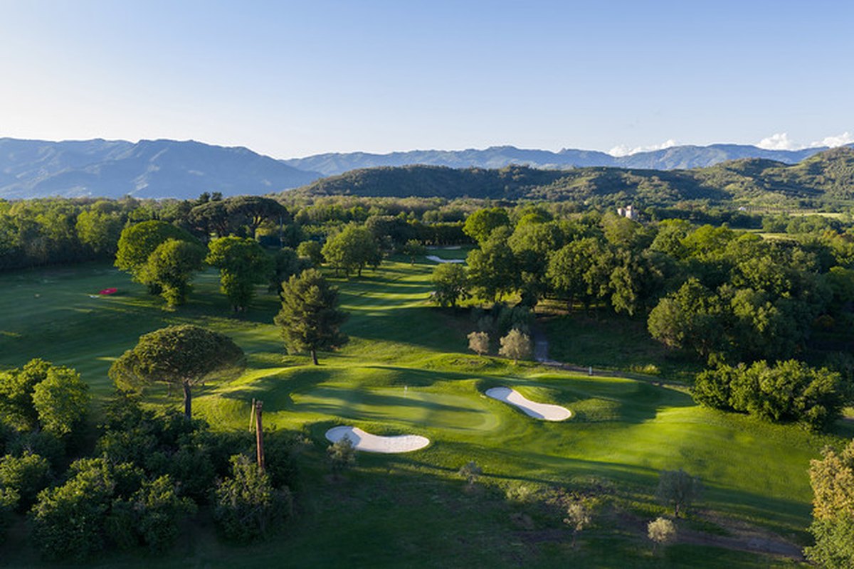 Vue aérienne des fairways et bunkers du parcours