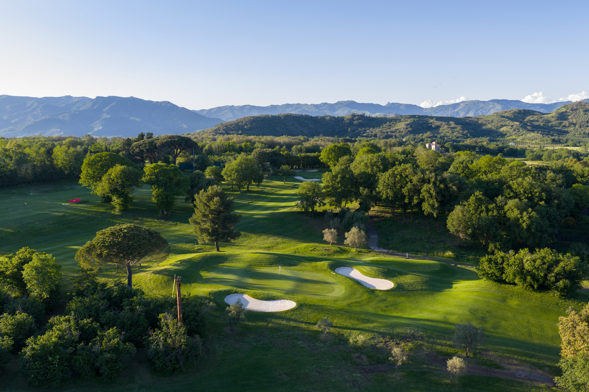 Vue aérienne des fairways et bunkers du parcours