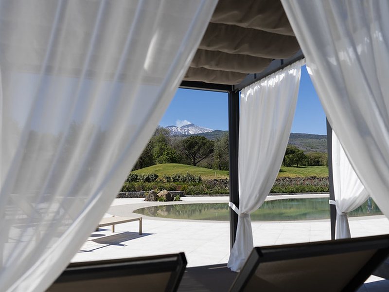 Espace détente au bord de la piscine Etna