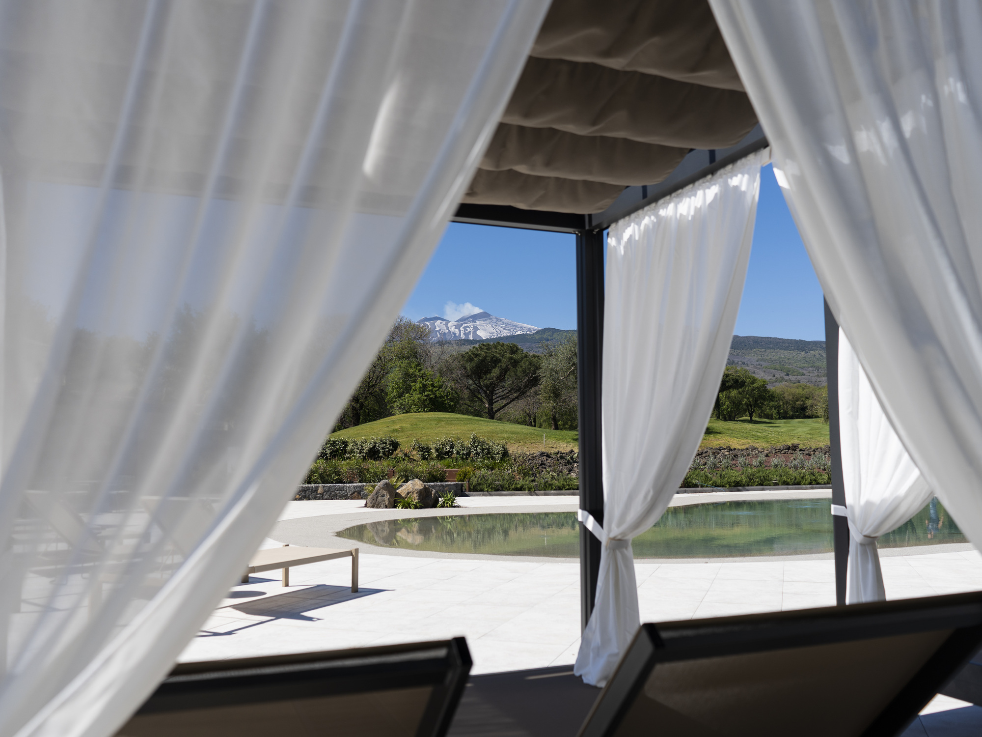 Espace détente au bord de la piscine Etna