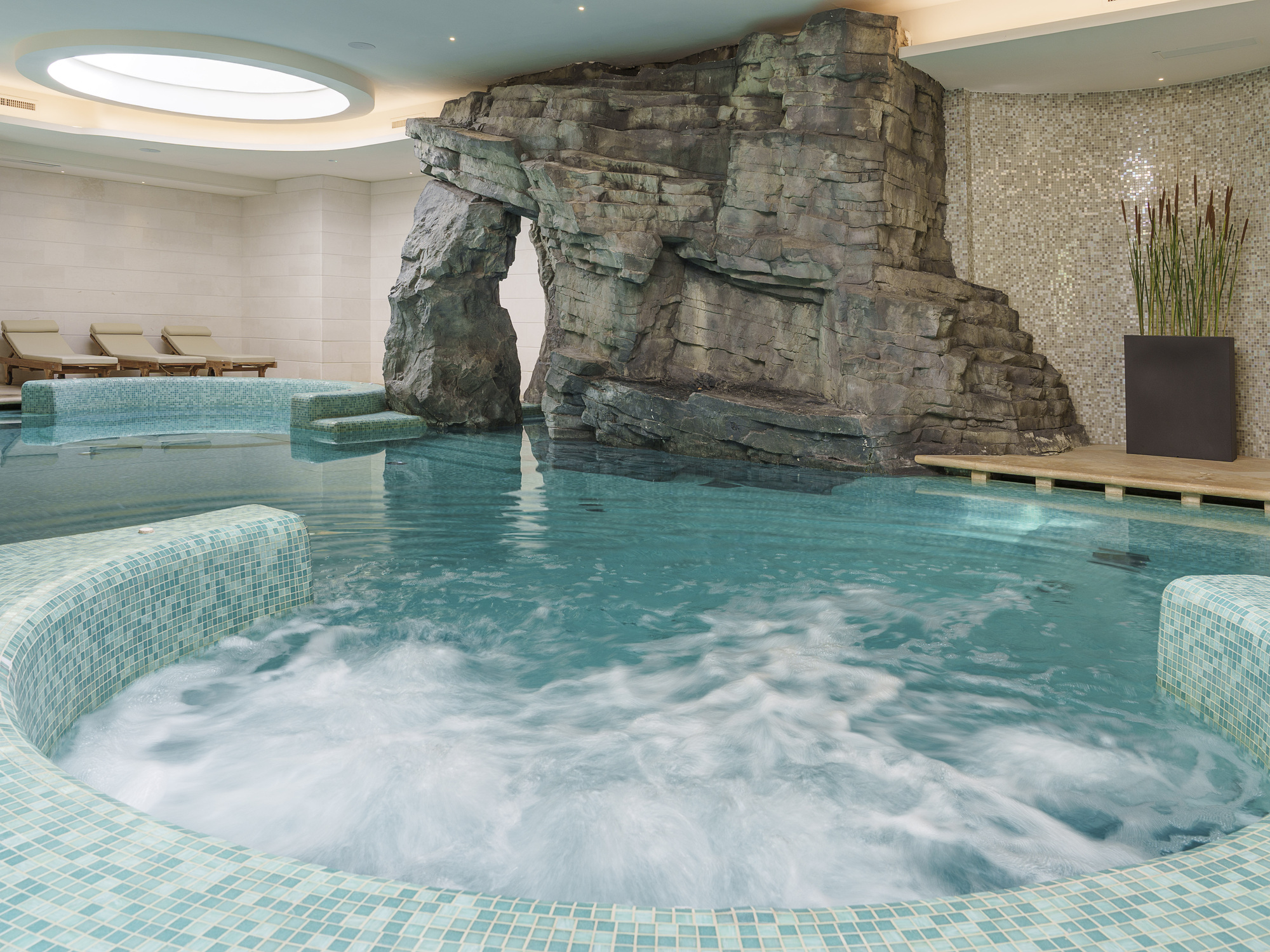 Piscine intérieure de l’Ætna Spa & Wellness