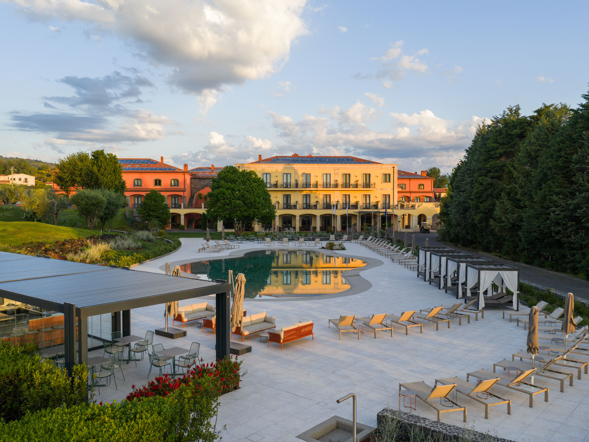 Piscine principale et terrasse du Picciolo Etna Golf Resort & Spa