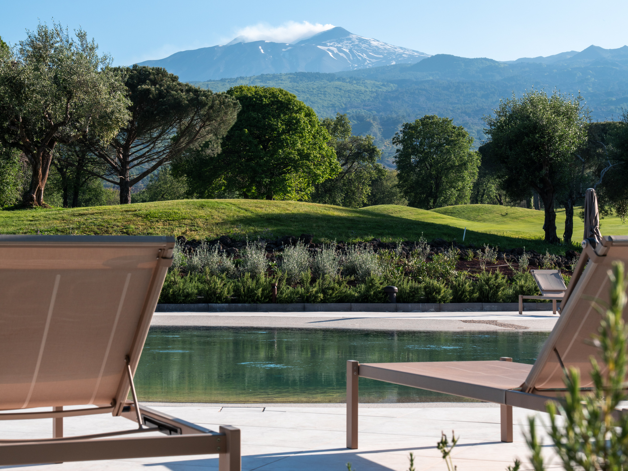 Piscine du resort avec vue sur le parcours de golf