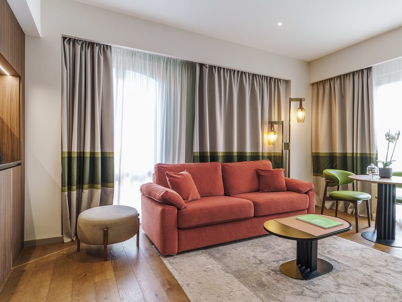 Salon contemporain d’une suite du Picciolo Etna Golf Resort & Spa