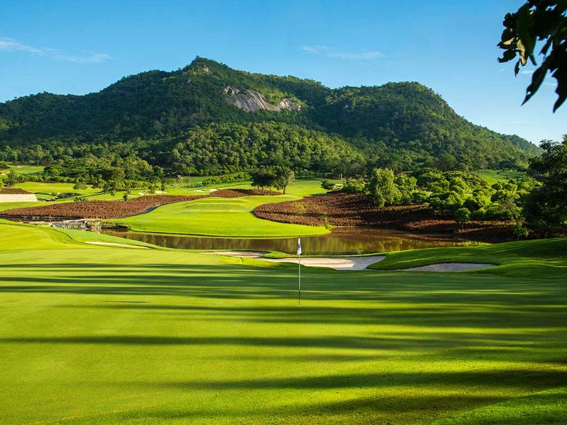 Parcours de golf au pied de la montagne