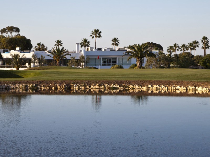 Vue sur le golf depuis un plan d’eau