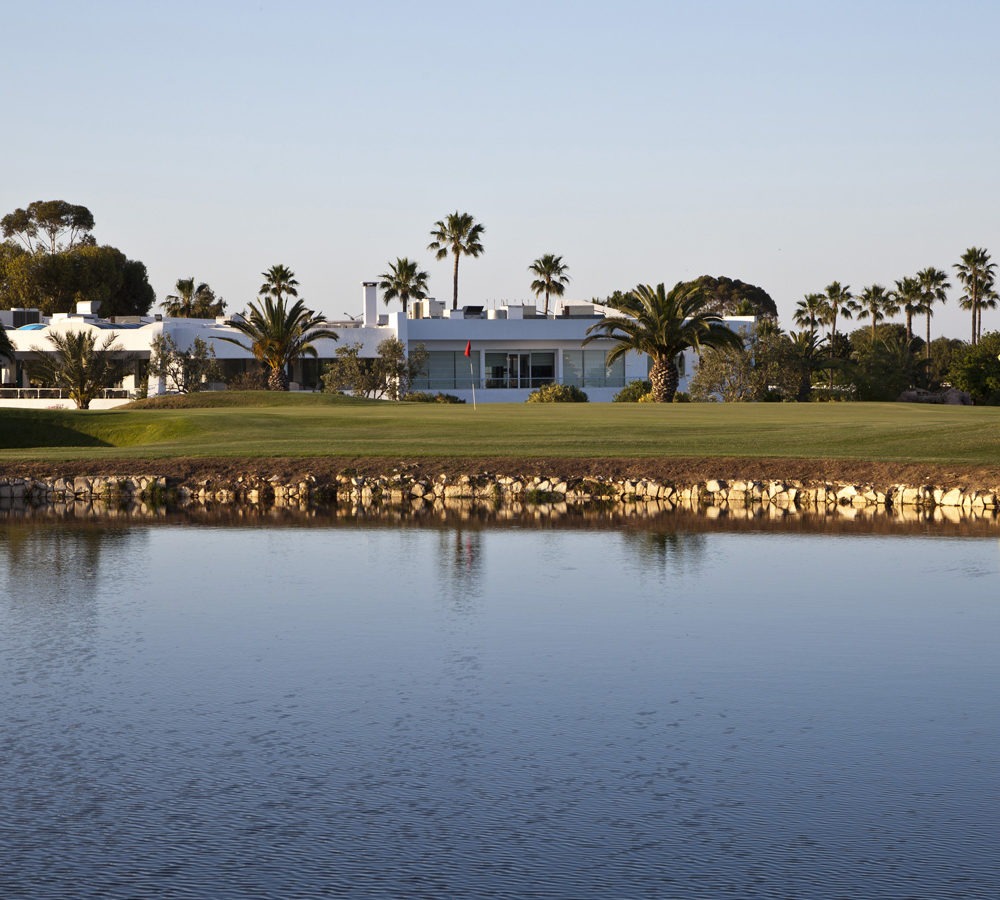 Vue sur le golf depuis un plan d’eau
