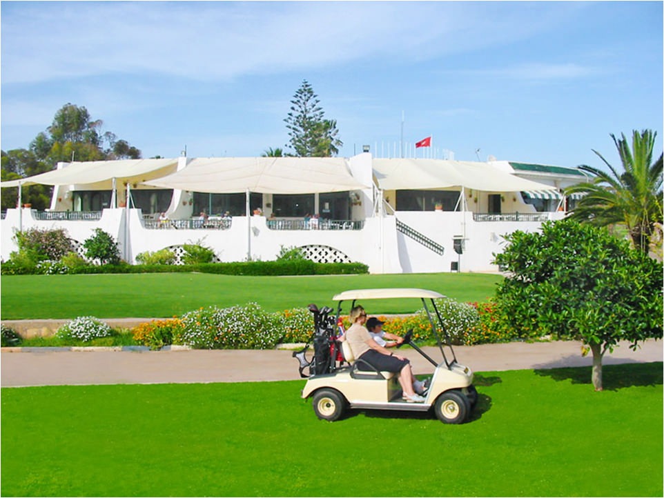 Club-house et voiturette sur le parcours