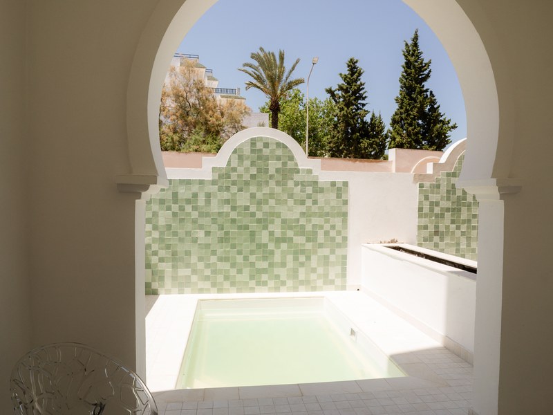 Terrasse avec piscine privée d’un hébergement — Seabel Alhambra