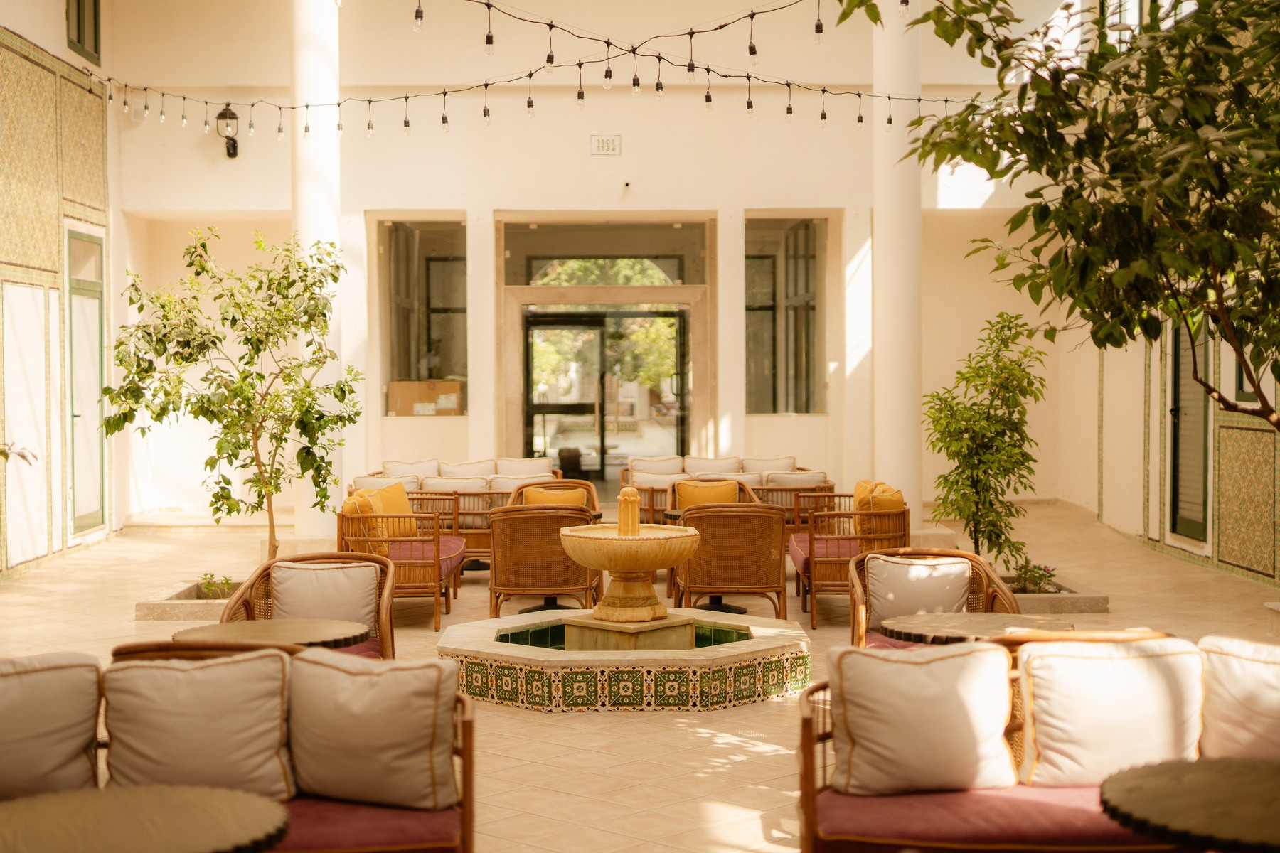 Patio et salon du lobby — Seabel Alhambra